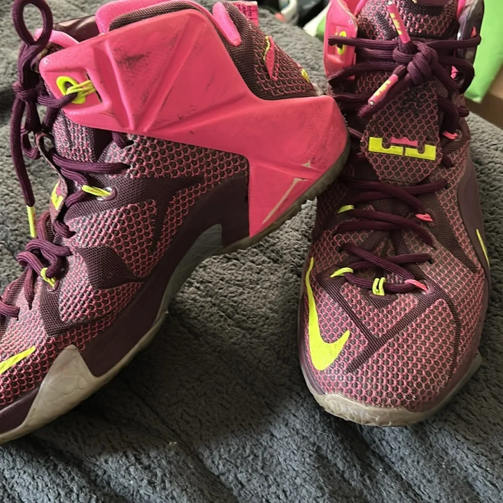 LeBron James Nikes - Picture 2 of 3